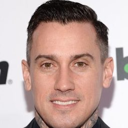 Carey Hart 飾演 Self