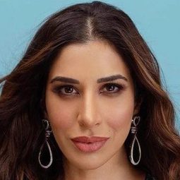 Sophie Chaudhary 飾演 Sheela