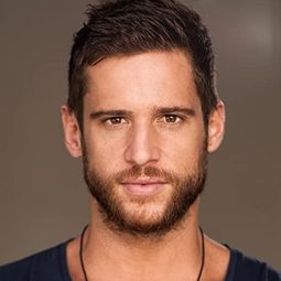 丹·尤因 飾演 Matt Simmons