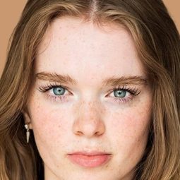 Summer H. Howell 飾演 Alice