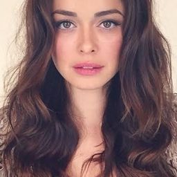 Yamit Sol 飾演 Israeli Stewardess