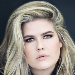 艾瑞卡·林貝克 飾演 Barbie (voice)