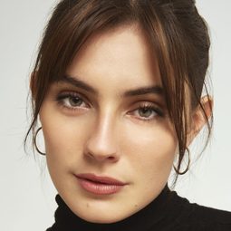 Adriana Ubani 飾演 Anna