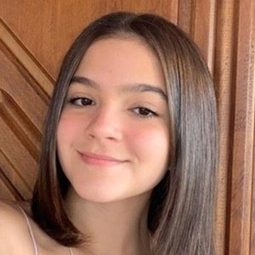 梅爾·瑪亞 飾演 Carol