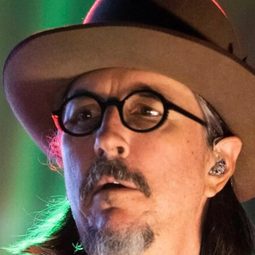Les Claypool 飾演 Self (Primus)