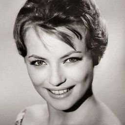 Karin Baal 飾演 Nelly