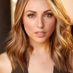 Nicola Posener 飾演 Samantha