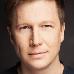 Noel Johansen 飾演 Alex