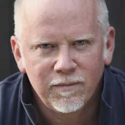 Paul Caesar 飾演 Captain Lou Welsh