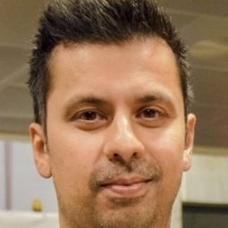 Assad Siddique 飾演 Hyttenabo 2