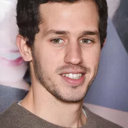 維克多貝爾蒙多 - 三生有幸演員 飾演Cyril