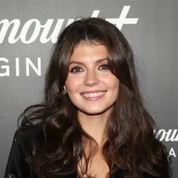 艾蜜莉芭德 飾演 Rose