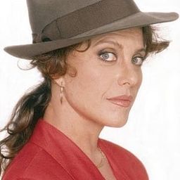 Simona Marchini 飾演 Alice