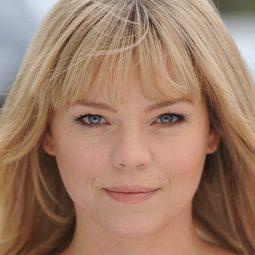 Ana Reeder 飾演 Poolside Woman