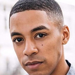 Justiin A. Davis 飾演 Henry