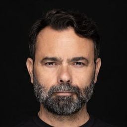 Sergio Villanueva 飾演 Director Sucursal Banco