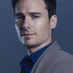 Daniel Bonjour 飾演 Johnny