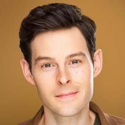 Evan Alexander Smith 飾演 Greg from Paramount