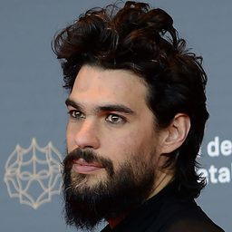 奧利華歷斯 飾演 