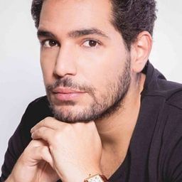 Karim El-Kerem 飾演 Joven Guapo