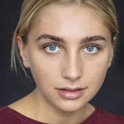 Ella Lily Hyland 飾演 Sas