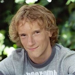 Griffin Reilly Evans 飾演 The Retriever