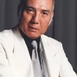 八名信夫 飾演 Kazama