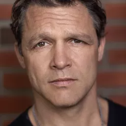 Anthony Molinari 飾演 Merc