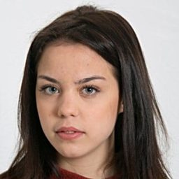 Salomé Dewaels 飾演 Suzanne