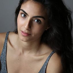 Aiysha Hart 飾演 Fay