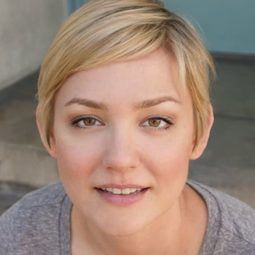 Allie Smith 飾演 Tina