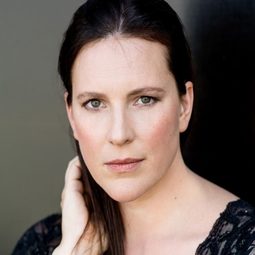 Anne Weinknecht 飾演 Manuela