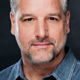 大衛·斯塔奇克 飾演 Bruce Isackson