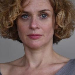 Florence Hebbelynck 飾演 Pia