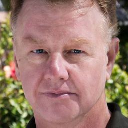 Scott Waara 飾演 Professor Powell