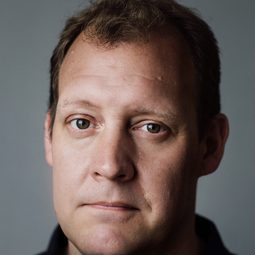 Justin Edwards 飾演 Jim Booth