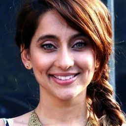 Anusha Dandekar 飾演 VJ Sophaya