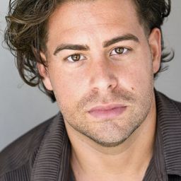 Michael Dubuc 飾演 Larry