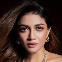 Sauraseni Maitra 飾演 Aparna