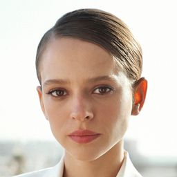 希拉·哈斯 - 亞細亞閃亮人生演員 飾演Vika