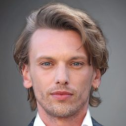 Jamie Campbell Bower 飾演 Ed Becker