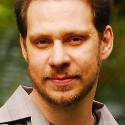 Bruce Gomlevsky 飾演 Rabbi Konning