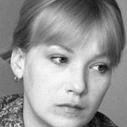 Yelena Koreneva 飾演 Woman in Red