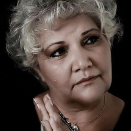 湯姆絲·塞蒂奈爾 飾演 Yaşlı Kadın