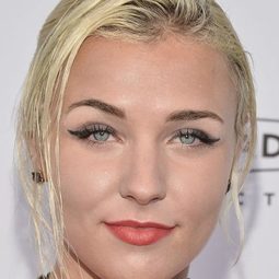 Maty Noyes - Kygo: Stole the Show演員 飾演Self