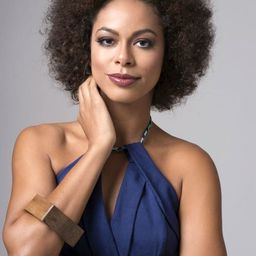 Roberta Santiago - 超感應醫學生演員 飾演Professora da Escola