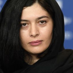 Zhila Shahi 飾演 Firuzeh