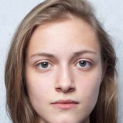 Alexandra Bustryzhickaya 飾演 Mila