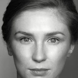 萊拉·賽克斯 - 鬼把戲演員 飾演Olga