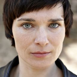 Kathrin Wehlisch 飾演 Lore Semnik